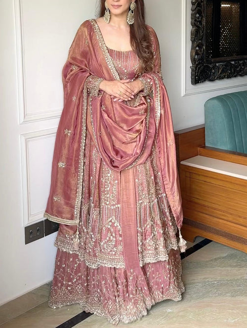 Aishwarya Rai's Exquisite Elegance in Pink Anarkali